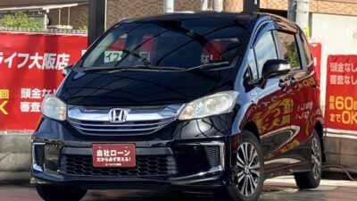 フリード ハイブリッド ジャストセレクション ハイブリッド車ならではの低燃費&静かな走行性能で夜の街中でも安心して走行ができます😮💨🌃 フリップダウンモニター付きで後席のお子様もドライブ中に大満足🚼👌 両側パワースライドドア搭載でボタンひとつで開閉でき、乗り降りラクラク❗✌️ バックカメラ付きで駐車が苦手な方でも安心🙆♀️🔰 🌜大阪店専用HPも要チェック❗carlifegroup.jp で検索🕵️♂️ Instagram・Twitter・TikTokも随時更新中❗❗🌛《1年保証付》