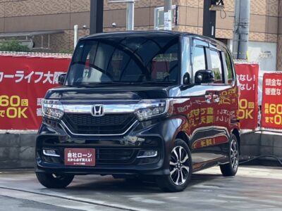 N-BOXカスタム　G・EXホンダセンシング　最新の安全運転支援システムが搭載されているので安心してお出かけができます🚗✨　高年式の多機能なSDナビでBluetoothオーディオも接続可能🎵　シートアレンジ可能でたくさん荷物も乗せれます💫　ドライブレコーダーやバックカメラ搭載で駐停車や普段の走行も安心ですね🙌　🌜大阪店専用HPも要チェック❗carlifegroup.jp で検索🕵️‍♂️　Instagram・Twitter・TikTokも随時更新中❗❗🌛《1年保証付》