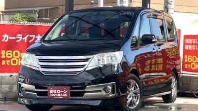 セレナ　ライダー　ブラックライン　S-HV　迫力のある専用エアロやフロントグリルなどインパクトあるマスクに低燃費が両立された1台✨　黒を基調としたブラックライン専用インテリアでクールな車内🌌　Bluetoothオーディオ接続可能のナビや後席はALPINEフリップダウンモニターも付いています👌　🌜大阪店専用HPも要チェック❗carlifegroup.jp で検索🕵️‍♂️　Instagram・Twitter・TikTokも随時更新中❗❗🌛《1年保証付》