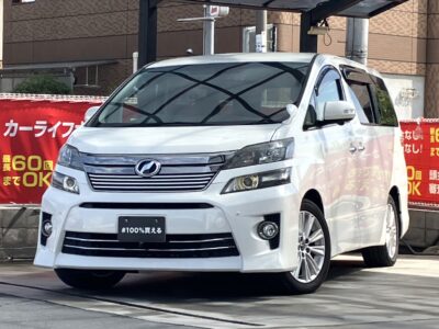 ヴェルファイア　2.4Z　ゴールデンアイズ　《特別仕様車グレード》　～後期型～　ヘッドライトリングにシャンパンゴールド加飾や内装は専用ツヤあり黒木目調パネル、ハーフレザーシートなど高級感が一層増したグレード👑　7人乗りtypeの2列目キャプテンシート&オットマンでVIPな車内✨　大きな8インチナビにフリップダウンモニターなどオーディオもGood👍　パワーバックドアでトランクの開け閉めも楽々可能です🎈　🌜大阪店専用HPも要チェック❗carlifegroup.jp で検索🕵️‍♂️　Instagram・Twitter・TikTokも随時更新中❗❗🌛《1年保証付》