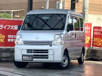 エブリィバン　PC　✨高機能ディスプレイオーディオ搭載✨　Android搭載でアプリも自由に使える！CarPlay・Android Auto対応、Wi-FiやBluetooth、ジェスチャー操作まで、車内エンタメも操作性も劇的進化📱　ピボット製スロットルコントローラー＆オートクルーズで走りを「スポーティに」「エコに」など自由に切り替えられます🚀　4WD切替スイッチや2nd発進スイッチなど状況に応じて対応が可能🙌　黒ナンバー登録可能な軽バンです📦　🌜大阪店専用HPも要チェック❗carlifegroup.jp で検索🕵️‍♂️　Instagram・Twitter・TikTokも随時更新中❗❗🌛《1年保証付》