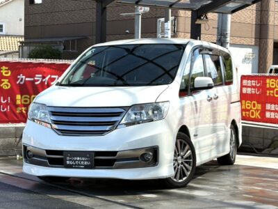 セレナ　ライダー　S-ハイブリッド　セレナの人気グレード「ライダー」🚗✨　ハイブリッドで低燃費なので遠出するにもお財布に優しい🎵✌️　ドラレコ装備で、万一の場合も安心です😮‍💨✨　両側パワースライドドアやサンシェード、シートバックテーブルなど子供がいる家庭でも便利です🚼💫　🌜大阪店専用HPも要チェック❗carlifegroup.jp で検索🕵️‍♂️　Instagram・Twitter・TikTokも随時更新中❗❗🌛《1年保証付》
