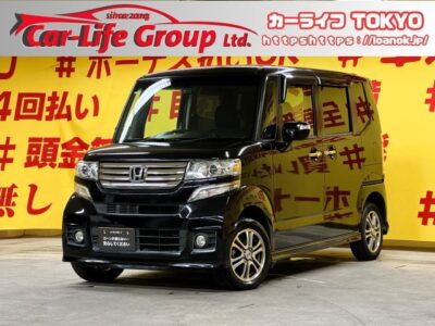 N-BOX　カスタム　G　Lパッケージ　【4WD】ストラーダメモリーナビ🗾ＤＶＤ📀フルセグＴＶ内蔵型📺走行中映像視聴可能👀✨広い室内でフルフラットシートなので大きなお荷物でも簡単に積み込み可能📦️楽々ドア開閉可能な 両側スライドドアー&左側パワースライドドア🚪アイドリングストップ機能付🍃夜間走行時も安心のHIDヘッドライト&フォグライト装備🌟🔦🌛TOKYO店専用HPにて更新中❗ carlifegroup.tokyo.jpで検索🕵️‍♂️🌛《1年保証》