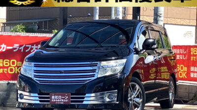 エルグランド　ライダー　【総合評価優良車】　《ワンオーナー》　装備豪華な1台✨　アラウンドビューモニターで全方向が映し出され駐停車も安心です👏　後席はフリップダウンモニター搭載💎　黒本革シートでキャプテンシート＆オットマン、助手席側オットマンも付いておりラグジュアリーな車内👑　ライダー専用フロントグリルや専用AWで外装も重厚感があり迫力あります💨　🌜大阪店専用HPも要チェック❗carlifegroup.jp で検索🕵️‍♂️　Instagram・Twitter・TikTokも随時更新中❗❗🌛《1年保証付》