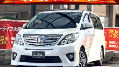 アルファード 240S タイプゴールド 特別仕様「タイプゴールド」限定モデル✨ 後席フリップダウンモニター搭載で家族での遠出も快適🚗💫 専用ハーフレザーシートやキャプテンシート&オットマンなど高級感に溢れた車内✨ パワーバックドア搭載でお荷物の積み下ろしも楽々可能です📦 🌜大阪店専用HPも要チェック❗carlifegroup.jp で検索🕵️♂️ Instagram・Twitter・TikTokも随時更新中❗❗🌛《1年保証付》