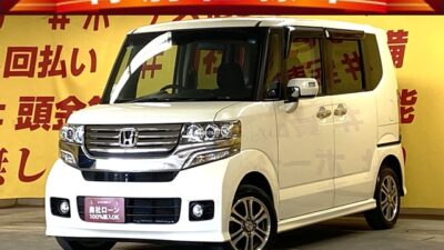N-BOX　カスタム SSパッケージ　【特別仕様車】【４WD】安心シティーブレーキアクティブ✨走行距離６万km台の低走行！！人気の装備を数々揃えたスペシャルな一台✨　特別装備多数！両側パワースライドドアや純正14インチアルミホイール😆純正SDナビ🗾地デジワンセグTV＆DVD走行中可能📺📀Bluetoothオーディオでスマホから音楽再生可能🎶　夜に映えるブルーLEDライトつき！✨🌈新品タイヤ付き🌈🌛TOKYO店専用HPにて更新中❗ carlifegroup.tokyo.jpで検索🕵️‍♂️🌛《1年保証》