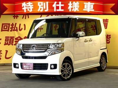 N-BOX　カスタム SSパッケージ　【特別仕様車】【４WD】安心シティーブレーキアクティブ✨走行距離６万km台の低走行！！人気の装備を数々揃えたスペシャルな一台✨　特別装備多数！両側パワースライドドアや純正14インチアルミホイール😆純正SDナビ🗾地デジワンセグTV＆DVD走行中可能📺📀Bluetoothオーディオでスマホから音楽再生可能🎶　夜に映えるブルーLEDライトつき！✨🌈新品タイヤ付き🌈🌛TOKYO店専用HPにて更新中❗ carlifegroup.tokyo.jpで検索🕵️‍♂️🌛《1年保証》