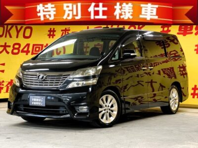VELLFIRE ヴェルファイア 2.4Z プラチナセレクション【特別仕様車】 両側パワースライドドア装備でお子様連れでも乗り降り楽々😍パワーバックドアー🚪なので荷物を持っていてもで開閉がスムーズです😊👌大人気の7人乗りモデル・オットマン付きキャプテンシート💺✨駐車時など安心ラクラクなバックカメラ付き📹HIDヘッドライト&フォグランプで夜間も明るく安全走行💡高速使用時も快適ビルドインETC装備付き🛣️🌜TOKYO店専用HPにて更新中❗ carlifegroup.tokyo.jpで検索🕵️♂️🌛《1年保証付》