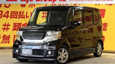 N-BOX　カスタム　Gターボパッケージ　【4WD】【ターボ】ハイパワー🔥ターボ特有の力強い走りで坂道や重い荷物🧳を積んでいる際でもスイスイ走破可能🚀✨カロッツェリアメモリーナビ🗾ＤＶＤ📀Ｂｌｕｅｔｏｏｔｈ🎶📱📞フルセグＴＶ内蔵型📺走行中映像視聴可能👀✨両側パワースライドドアなので大きなお荷物を持っていても小さなお子様も乗り降り楽々🤱✨後席はフルフラット可能でお荷物を積みたい際でも便利📦️夜間でも明るいHIDヘッドライト💡高速も快適😊🎶ETC付き🛣️🌈月々2万円台～✨🌛TOKYO店専用HPにて更新中❗ carlifegroup.tokyo.jpで検索🕵️‍♂️🌛《1年保証》