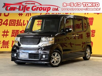 N-BOX　カスタム　Gターボパッケージ　【4WD】【ターボ】ハイパワー🔥ターボ特有の力強い走りで坂道や重い荷物🧳を積んでいる際でもスイスイ走破可能🚀✨カロッツェリアメモリーナビ🗾ＤＶＤ📀Ｂｌｕｅｔｏｏｔｈ🎶📱📞フルセグＴＶ内蔵型📺走行中映像視聴可能👀✨両側パワースライドドアなので大きなお荷物を持っていても小さなお子様も乗り降り楽々🤱✨後席はフルフラット可能でお荷物を積みたい際でも便利📦️夜間でも明るいHIDヘッドライト💡高速も快適😊🎶ETC付き🛣️🌈月々2万円台～✨🌛TOKYO店専用HPにて更新中❗ carlifegroup.tokyo.jpで検索🕵️‍♂️🌛《1年保証》
