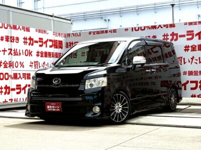 VOXY　ヴォクシー　ZS　煌Ⅱ【特別仕様車】【カスタム】✨クールさを協調したミディアムミニバンのトップグレード”煌Ⅱ”入荷‼️純正HDDナビ🗾地上フルセグTV内蔵📺後席用にアルパイン製フリップダウンモニター付き🖥️乗り降り楽々両側パワースライドドア装備です😊駐車も安心バックカメラ📷足回りはTEIN製車高調ローダウン・社外18インチAWで更にCOOL😎福岡店専用HPでも在庫確認可能‼✨ 【carlifegroup.fukuoka.jp/】で検索🕵️‍♂️