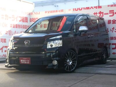 VOXY　ヴォクシー　ZS　煌Ⅱ【特別仕様車】【カスタム】✨クールさを協調したミディアムミニバンのトップグレード”煌Ⅱ”入荷‼️純正HDDナビ🗾地上フルセグTV内蔵📺後席用にアルパイン製フリップダウンモニター付き🖥️乗り降り楽々両側パワースライドドア装備です😊駐車も安心バックカメラ📷足回りはTEIN製車高調ローダウン・社外18インチAWで更にCOOL😎福岡店専用HPでも在庫確認可能‼✨ 【carlifegroup.fukuoka.jp/】で検索🕵️‍♂️