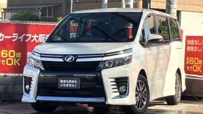 ヴォクシー ZS ~7人乗りtype~ 人気の80系ヴォクシー💎 エアロフォルムで存在感もありデザイン性抜群✨️ 純正SDナビでBluetoothオーディオ視聴可能🎵 7人乗りのためキャプテンシートでゆったり座れて、ウォークスルーも可能です💺 🌜大阪店専用HPも要チェック❗carlifegroup.jp で検索🕵️♂️ Instagram・Twitter・TikTokも随時更新中❗❗🌛《1年保証付》