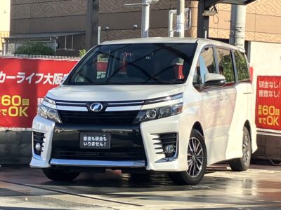 ヴォクシー　ZS　～7人乗りtype～　人気の80系ヴォクシー💎　エアロフォルムで存在感もありデザイン性抜群✨️　純正SDナビでBluetoothオーディオ視聴可能🎵　7人乗りのためキャプテンシートでゆったり座れて、ウォークスルーも可能です💺　🌜大阪店専用HPも要チェック❗carlifegroup.jp で検索🕵️‍♂️　Instagram・Twitter・TikTokも随時更新中❗❗🌛《1年保証付》