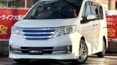 セレナ　ライダー　S-HV　大好評の低価格ハイブリッドミニバン✨　各所にオーテックメッキパーツが施されたカスタムカー「ライダー」💎　マルチセンターシートでアレンジ自在💺　シートバックテーブルやサンシェード、Wエアコンなど大人数でも快適にお乗り頂けます⛺　Bluetoothオーディオ接続可能のナビも付いています📱　🌜大阪店専用HPも要チェック❗carlifegroup.jp で検索🕵️‍♂️　Instagram・Twitter・TikTokも随時更新中❗❗🌛《1年保証付》