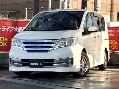 セレナ　ライダー　S-HV　大好評の低価格ハイブリッドミニバン✨　各所にオーテックメッキパーツが施されたカスタムカー「ライダー」💎　マルチセンターシートでアレンジ自在💺　シートバックテーブルやサンシェード、Wエアコンなど大人数でも快適にお乗り頂けます⛺　Bluetoothオーディオ接続可能のナビも付いています📱　🌜大阪店専用HPも要チェック❗carlifegroup.jp で検索🕵️‍♂️　Instagram・Twitter・TikTokも随時更新中❗❗🌛《1年保証付》