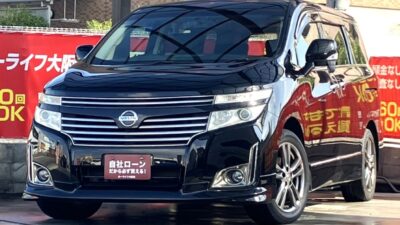 エルグランド　HWS　アーバンクロム　～7人乗りtype～　ラグジュアリーな7人乗りエルグランド💎　両側パワースライドドアで乗り降りからお荷物の出し入れも楽々です📦　キャプテンシート＆オットマン付きのハーフレザーシートや助手席オットマンでVIPな居住空間✨　ウォークスルー可能なので大人数で乗る際も便利です🤱　大人な高級感のあるミニバンお探しの方は是非オススメです🔱　🌜大阪店専用HPも要チェック❗carlifegroup.jp で検索🕵️‍♂️　Instagram・Twitter・TikTokも随時更新中❗❗🌛《1年保証付》