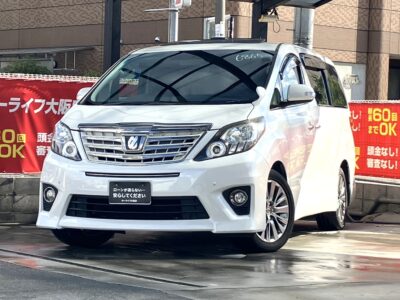 アルファード 240S タイプゴールド 特別仕様「タイプゴールド」限定モデル✨ 後席フリップダウンモニター搭載で家族での遠出も快適🚗💫 専用ハーフレザーシートやキャプテンシート&オットマンなど高級感に溢れた車内✨ パワーバックドア搭載でお荷物の積み下ろしも楽々可能です📦 🌜大阪店専用HPも要チェック❗carlifegroup.jp で検索🕵️♂️ Instagram・Twitter・TikTokも随時更新中❗❗🌛《1年保証付》