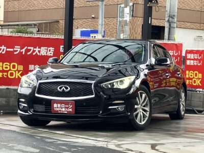 スカイライン　200GT　ｔタイプＰ　全方位カメラのアラウンドビューモニター搭載で車両の周囲が見えて安全👌✨　高級感あふれる本革インテリアで大人の落ち着きさを感じさせる高級感のあるセダン💫　寒い季節にうれしい快適装備のシートヒーター付き😮‍💨　これぞ日産の高級セダンです👑　🌜大阪店専用HPも要チェック❗carlifegroup.jp で検索🕵️‍♂️　Instagram・Twitter・TikTokも随時更新中❗❗🌛《1年保証付》