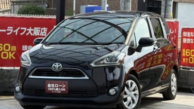 シエンタ　Gクエロ　オシャレなクールボルドーカラー👀✨　3列目床下格納もできて広い荷室にアレンジ可能✌️　普段使いにもアウトドアが好きな方にもピッタリ🚗　特別仕様車グレードでハーフレザーシートやオレンジのステッチを施し、おしゃれな室内空間を演出で高級感もあります🎀　🌜大阪店専用HPも要チェック❗carlifegroup.jp で検索🕵️‍♂️　Instagram・Twitter・TikTokも随時更新中❗❗🌛《1年保証付》