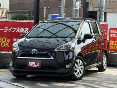 シエンタ　Gクエロ　オシャレなクールボルドーカラー👀✨　3列目床下格納もできて広い荷室にアレンジ可能✌️　普段使いにもアウトドアが好きな方にもピッタリ🚗　特別仕様車グレードでハーフレザーシートやオレンジのステッチを施し、おしゃれな室内空間を演出で高級感もあります🎀　🌜大阪店専用HPも要チェック❗carlifegroup.jp で検索🕵️‍♂️　Instagram・Twitter・TikTokも随時更新中❗❗🌛《1年保証付》