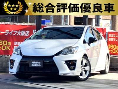 プリウス　Sツーリング　セレクションG’S　　《特別仕様車グレード》　「S」ツーリングセレクションをベースに、さらに専用のスポーツチューニングが施されている特別仕様車グレード✨　LEDデイライトやG’S専用フロントグリルなどインパクトあります⚡　SDナビでBluetoothオーディオも接続可能📱　一味違うスポーティーなプリウスになります🚗　🌜大阪店専用HPも要チェック❗carlifegroup.jp で検索🕵️‍♂️　Instagram・Twitter・TikTokも随時更新中❗❗🌛《1年保証付》