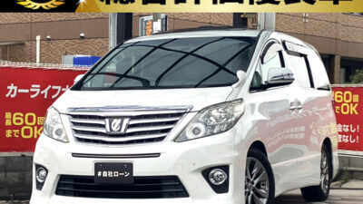 アルファード 240S プライムセレクションⅡ タイプゴールドⅡ 【総合評価優良車】 《特別仕様車グレード》 より特別感に満ちた室内空間のタイプゴールド✨ Wサンルーフで圧倒的な解放感🌤️ パワーバックドア搭載で荷室の開閉も楽々🎈 2列目キャプテンシート&オットマンでラグジュアリー感もあります🔱 純正8インチナビでBluetoothオーディオも接続可能📱 障害物センサー、ドライブレコーダー、バックカメラなど安心な装備も充実しています😉 🌜大阪店専用HPも要チェック❗carlifegroup.jp で検索🕵️♂️ Instagram・Twitter・TikTokも随時更新中❗❗🌛《1年保証付》