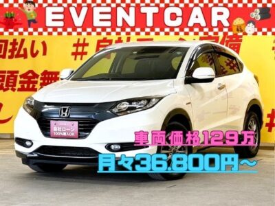 VEZEL　ヴェゼルHV　X　4WD　✨上級グレードのヴェゼルが月々３万円台～　前席シートヒーターやフロントガラス熱線スイッチ・ヒーターミラーなどオプション装備多数👍　ホンダギャザーズインターナビ🗾搭載🎶地デジフルセグTV📺＆DVD📀！Bluetoothでスマホのミュージックが流せます😆　LEDヘッドライト&フォグランプで夜道を明るく照らします🔦　JC08モード燃費23.2km/リットル＆アイドリングストップで更なる低燃費を実現🍃　いつでもスポーツ気分に！パドルシフト付き！　バックカメラ付きで楽々・安心駐車👀　💡ご希望の方にはスタッドレスタイヤ新品4本プレゼント💡　🌛TOKYO店専用HPにて更新中❗ carlifegroup.tokyo.jpで検索🕵️‍♂️🌛《1年保証》