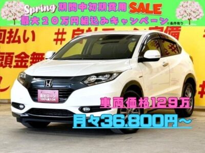VEZEL　ヴェゼルHV　X　4WD　✨上級グレードのヴェゼルが月々３万円台～　前席シートヒーターやフロントガラス熱線スイッチ・ヒーターミラーなどオプション装備多数👍　ホンダギャザーズインターナビ🗾搭載🎶地デジフルセグTV📺＆DVD📀！Bluetoothでスマホのミュージックが流せます😆　LEDヘッドライト&フォグランプで夜道を明るく照らします🔦　JC08モード燃費23.2km/リットル＆アイドリングストップで更なる低燃費を実現🍃　いつでもスポーツ気分に！パドルシフト付き！　バックカメラ付きで楽々・安心駐車👀　💡ご希望の方にはスタッドレスタイヤ新品4本プレゼント💡　🌛TOKYO店専用HPにて更新中❗ carlifegroup.tokyo.jpで検索🕵️‍♂️🌛《1年保証》