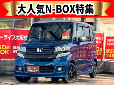 N-BOX　カスタムSSパッケージ　走行距離4万km台と低走行‼️　ブルー×シルバーのツートンカラースタイル🥈　Bluetoothオーディオ接続可能のSDナビ📱　専用ブラックアルミホイールや赤ステッチのステアリングなど特別感のある1台です✨　🌜大阪店専用HPも要チェック❗carlifegroup.jp で検索🕵️‍♂️　Instagram・Twitter・TikTokも随時更新中❗❗🌛《1年保証付》