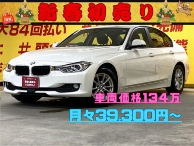 BMW　320D【総合評価優良】🔥ディーゼルターボの３シリーズ🔥ディーゼルなので維持費お安め🎵　純正メモリナビ（Bluetooth、DVD、CD）&バックカメラ付き✨クリアランスソナー機能✨　ミラーETC搭載✨　ステアリングスイッチ機能🍩　プッシュスタート&スマートキーで楽々エンジンスタート✨　燃費向上！アイドリングストップ！　運転席シートメモリー機能&前席パワーシート😎　純正HIDヘッドライト&イカリング&フォグ🌞月々３万円台～✨🌜TOKYO店専用HPにて更新中❗ carlifegroup.tokyo.jpで検索🕵️‍♂️🌛《1年保証付》