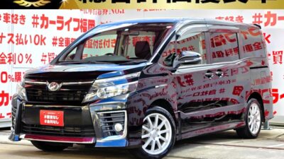 VOXY　ヴォクシー　ＺＳ　【総合評価優良車】　💎３ナンバーワイドボディータイプのＺＳ！！ブラックカラー再入庫✨エクリプスＳＤナビ🗾ＤＶＤ📀Ｂｌｕｅｔｏｏｔｈ📞🎶フルセグ内蔵📺走行中映像視聴可能👀⚡夜間も視界バッチリ💡ＬＥＤヘッドライト💡燃費もＯＫ🍃アイドリングストップ付🍃両側スライドドア・左側パワースライドドア搭載・楽々開閉🚪７人乗りキャプテンタイプでウォークスルー自由自在😊車検２年付🚗福岡店専用HPでも在庫確認可能‼✨ 【carlifegroup.fukuoka.jp/】で検索🕵️‍♂️