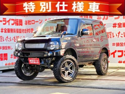 Jimny　ジムニー　ランドベンチャー【特別仕様車】【４ＷＤ】【カスタム】【ターボ車】　💎カスタムバッチリのＪＢ２３系・最終１０型ジムニー🚙走行距離５万ｋｍ台の低走行車両💎外装パーツも社外フロントグリル・フロントショートバンパー・フロントスキットプレート・社外マフラー・リフトアップコイル装着済み🔥ストラーダＳＤナビ🗾ＤＶＤ📀地デジフルセグＴＶ📺ハンズフリー📞４ＷＤ切替付（電子制御）・悪路走行もＯＫ🔥燃料計・水温計・走行距離・シフトインジケーターがデジタル式で確認楽々👀納車時新品ホワイトレター付ＭＴタイヤ装着🛞車検２年付🚗福岡店専用HPでも在庫確認可能‼✨ 【carlifegroup.fukuoka.jp/】で検索🕵️‍♂️