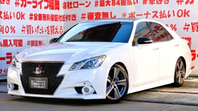 CROWN　クラウンHV　アスリートS　【カスタム】＂迫力のグリル一体型バンパー・２１０型再入庫＂💎ルーフ・サイドミラー✨ブラックカラーの色替車両💎走行距離４万ｋｍ台の低走行車両💎車高調ローダウン＆レクサス純正１８インチＡＷ＆サイドスカート装着済み💎純正８インチＨＤＤナビ🗾ＤＶＤ💿Ｂｌｕｅｔｏｏｔｈ🎶📱📞フルセグＴＶ内蔵型📺トヨタマルチオペレーションタッチ👆エアコンシステム🌀ＨＩＤヘッドライト＆フォグランプ採用💡夜間視野性もバッチリ😊シートヒーター＆ステアリングヒーター機能付きで快適性抜群🎶月々５万円台～ＯＫ✨車検２年付🚗福岡店専用HPでも在庫確認可能‼✨【carlifegroup.fukuoka.jp/】で検索🕵️‍♂️