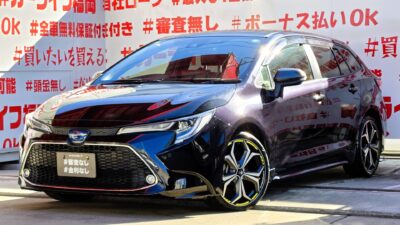 COROLLA TOURING　カローラツーリング　ハイブリッドW×B　💎最上級グレード💎スパークリングブラックパールクリスタルシャインカラー💎＆💎サイドミラーグレーカラーのおしゃれなデザイン🎶🎉直列４気筒エンジン搭載で抜群の走行性能🔥純正９インチディスプレイオーディオ✨Ｂｌｕｅｔｏｏｔｈ🎵📱📞バックカメラ📹ＬＥＤヘッドライト＆ＬＥＤフォグランプ＆オートＨｉビーム機能付🔦レーダークルーズコントロール＆ビルドインＥＴＣで高速道路での長距離走行も楽々快適🚗ドライブレコーダー付で安心録画📹ＪＣ０８モード３０.８ｋｍ/Ｌと最高レベルの低燃費🍀車検２年付🚗福岡店専用HPでも在庫確認可能‼✨