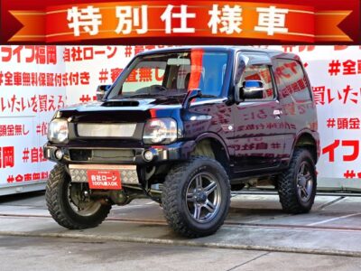 Jimny　ジムニー　ランドベンチャー【特別仕様車】【４ＷＤ】【カスタム】【ターボ車】　💎カスタムバッチリのＪＢ２３系・最終１０型ジムニー🚙走行距離５万ｋｍ台の低走行車両💎外装パーツも社外フロントグリル・フロントショートバンパー・フロントスキットプレート・社外マフラー・リフトアップコイル装着済み🔥ストラーダＳＤナビ🗾ＤＶＤ📀地デジフルセグＴＶ📺ハンズフリー📞４ＷＤ切替付（電子制御）・悪路走行もＯＫ🔥燃料計・水温計・走行距離・シフトインジケーターがデジタル式で確認楽々👀納車時新品ホワイトレター付ＭＴタイヤ装着🛞車検２年付🚗福岡店専用HPでも在庫確認可能‼✨ 【carlifegroup.fukuoka.jp/】で検索🕵️‍♂️