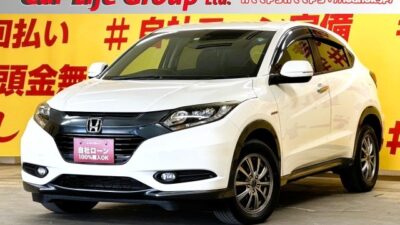 VEZEL　ヴェゼルHV　X　4WD　✨上級グレードのヴェゼルが月々３万円台～　前席シートヒーターやフロントガラス熱線スイッチ・ヒーターミラーなどオプション装備多数👍　ホンダギャザーズインターナビ🗾搭載🎶地デジフルセグTV📺＆DVD📀！Bluetoothでスマホのミュージックが流せます😆　LEDヘッドライト&フォグランプで夜道を明るく照らします🔦　JC08モード燃費23.2km/リットル＆アイドリングストップで更なる低燃費を実現🍃　いつでもスポーツ気分に！パドルシフト付き！　バックカメラ付きで楽々・安心駐車👀　💡ご希望の方にはスタッドレスタイヤ新品4本プレゼント💡　🌛TOKYO店専用HPにて更新中❗ carlifegroup.tokyo.jpで検索🕵️‍♂️🌛《1年保証》