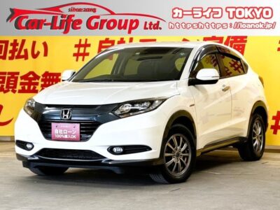VEZEL　ヴェゼルHV　X　4WD　✨上級グレードのヴェゼルが月々３万円台～　前席シートヒーターやフロントガラス熱線スイッチ・ヒーターミラーなどオプション装備多数👍　ホンダギャザーズインターナビ🗾搭載🎶地デジフルセグTV📺＆DVD📀！Bluetoothでスマホのミュージックが流せます😆　LEDヘッドライト&フォグランプで夜道を明るく照らします🔦　JC08モード燃費23.2km/リットル＆アイドリングストップで更なる低燃費を実現🍃　いつでもスポーツ気分に！パドルシフト付き！　バックカメラ付きで楽々・安心駐車👀　💡ご希望の方にはスタッドレスタイヤ新品4本プレゼント💡　🌛TOKYO店専用HPにて更新中❗ carlifegroup.tokyo.jpで検索🕵️‍♂️🌛《1年保証》