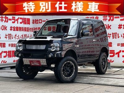 Jimny　ジムニー　ランドベンチャー【特別仕様車】【４ＷＤ】【カスタム】【ターボ車】　💎カスタムバッチリのＪＢ２３系・最終１０型ジムニー🚙走行距離５万ｋｍ台の低走行車両💎外装パーツも社外フロントグリル・フロントショートバンパー・フロントスキットプレート・社外マフラー・リフトアップコイル装着済み🔥ストラーダＳＤナビ🗾ＤＶＤ📀地デジフルセグＴＶ📺ハンズフリー📞４ＷＤ切替付（電子制御）・悪路走行もＯＫ🔥燃料計・水温計・走行距離・シフトインジケーターがデジタル式で確認楽々👀納車時新品ホワイトレター付ＭＴタイヤ装着🛞車検２年付🚗福岡店専用HPでも在庫確認可能‼✨ 【carlifegroup.fukuoka.jp/】で検索🕵️‍♂️