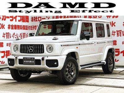JIMNY NOMADE　ジムニー ノマド　FC　“little G.ADVANCE”【4WD】【カスタム】💎DAMD✕カーライフ＂新車コンプリートカー＂💎メルセデスベンツ・Gクラス（ゲレンデ）仕様💎アドバンスタイプ全国店頭在庫販売最速💎４１５COBRAのライトセーバーテールレンズを採用・シーケンシャルウインカータイプ😮ジムニー５ドアシリーズ🚙シエラ比較でホイールベースを340ｍｍ延長し後席の乗降性と居住性向上🎉安全性能デュアルカメラブレーキサポート標準装備📹アダプティブクルーズコントロール採用により高速走行も楽々追尾運転😲パートタイム４ＷＤで悪路走行もお任せ👍🚗福岡店専用HPでも在庫確認可能‼✨【carlifegroup.fukuoka.jp/】で検索🕵️‍♂️