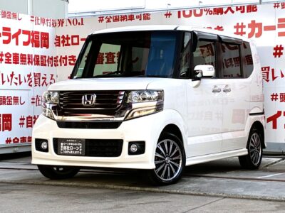 N-BOX　4WD　カスタムGターボパッケージ＂人気車種Nシリーズ・ハイトワゴン・パールカラー再入庫＂🔥ハイパワーのターボ＆4WDモデル🔥ギャザースSDナビ🗾ＤＶＤ💿地デジワンセグＴＶ内蔵型📺両側パワースライドドアで乗り降りラクラク、荷物の出し入れラクチン😊二列目は様々なシートアレンジ可能で使い勝手バツグン😎バック駐車時に安心なバックカメラ付✨夜間でも明るいＨＩＤヘッドライト&フォグランプ🔦デザイン性のあるブルーＬＥＤデイライト付！”車検２年付”🚗福岡店専用HPでも在庫確認可能‼✨【carlifegroup.fukuoka.jp/】で検索🕵️‍♂️