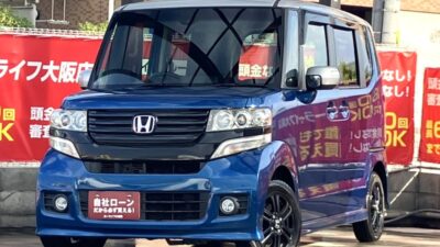 N-BOX　カスタムSSパッケージ　走行距離4万km台と低走行‼️　ブルー×シルバーのツートンカラースタイル🥈　Bluetoothオーディオ接続可能のSDナビ📱　専用ブラックアルミホイールや赤ステッチのステアリングなど特別感のある1台です✨　🌜大阪店専用HPも要チェック❗carlifegroup.jp で検索🕵️‍♂️　Instagram・Twitter・TikTokも随時更新中❗❗🌛《1年保証付》