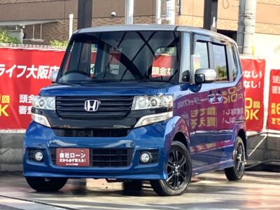 N-BOX　カスタムSSパッケージ　走行距離4万km台と低走行‼️　ブルー×シルバーのツートンカラースタイル🥈　Bluetoothオーディオ接続可能のSDナビ📱　専用ブラックアルミホイールや赤ステッチのステアリングなど特別感のある1台です✨　🌜大阪店専用HPも要チェック❗carlifegroup.jp で検索🕵️‍♂️　Instagram・Twitter・TikTokも随時更新中❗❗🌛《1年保証付》