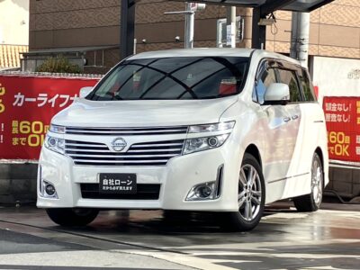 エルグランド　350　ハイウェイスター　力強い走りと上質な室内空間を兼ね備えたワンランク上の日産高級ミニバン💫　広々とした室内空間＆ゆったり座れるキャプテンシートの7人乗りtype💺　ハーフレザーシートやサンシェード、Wエアコンなど、どの席に座っても快適です🙌　全方位が映し出されるアラウンドビューモニターで駐停車も安心🤗　🌜大阪店専用HPも要チェック❗carlifegroup.jp で検索🕵️‍♂️　Instagram・Twitter・TikTokも随時更新中❗❗🌛《1年保証付》