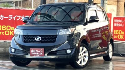 bB Zエアロ Gパッケージ 2代目bBの上級グレード💎 個性的なデザインで幅広い世代にオススメです🌈 ドライブレコーダー搭載で安心安全😮💨✨ 室内ブルーイルミネーションで夜は幻想的な車内🌃 BluetoothオーディオやフルセグTV・DVD視聴可能なSDナビ🎵 毎月2万円台前半~でお乗りいただけるお手頃なコンパクトカーです🙌 🌜大阪店専用HPも要チェック❗carlifegroup.jp で検索🕵️♂️ Instagram・Twitter・TikTokも随時更新中❗❗🌛《1年保証付》