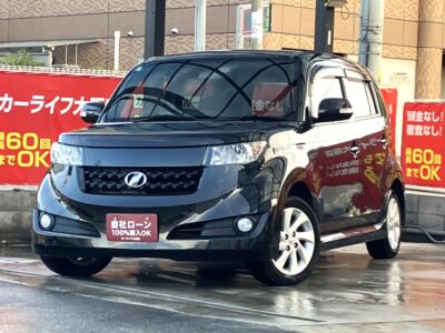 bB　Zエアロ　Gパッケージ　２代目ｂBの上級グレード💎　個性的なデザインで幅広い世代にオススメです🌈　ドライブレコーダー搭載で安心安全😮‍💨✨　室内ブルーイルミネーションで夜は幻想的な車内🌃　BluetoothオーディオやフルセグTV・DVD視聴可能なSDナビ🎵　毎月2万円台前半～でお乗りいただけるお手頃なコンパクトカーです🙌　🌜大阪店専用HPも要チェック❗carlifegroup.jp で検索🕵️‍♂️　Instagram・Twitter・TikTokも随時更新中❗❗🌛《1年保証付》