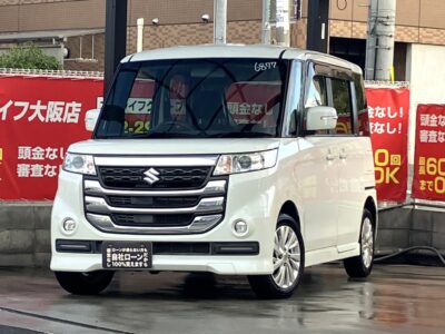 スペーシア　カスタムZ　迫力のあるフロントマスクが印象的な軽自動車🔥　パワースライドドアで乗り降りの利便性はもちろんのこと、シートヒーターも搭載されており運転中の快適性も抜群です💺　Bluetoothオーディオ接続可能のナビでフルセグTV・DVDも視聴可能です📱　天井が高く、お荷物もたくさん積み込むことができます📦　🌜大阪店専用HPも要チェック❗carlifegroup.jp で検索🕵️‍♂️　Instagram・Twitter・TikTokも随時更新中❗❗🌛《1年保証付》