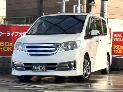 セレナ　ライダー　S-HV　大好評の低価格ハイブリッドミニバン✨　各所にオーテックメッキパーツが施されたカスタムカー「ライダー」💎　マルチセンターシートでアレンジ自在💺　シートバックテーブルやサンシェード、Wエアコンなど大人数でも快適にお乗り頂けます⛺　Bluetoothオーディオ接続可能のナビも付いています📱　🌜大阪店専用HPも要チェック❗carlifegroup.jp で検索🕵️‍♂️　Instagram・Twitter・TikTokも随時更新中❗❗🌛《1年保証付》