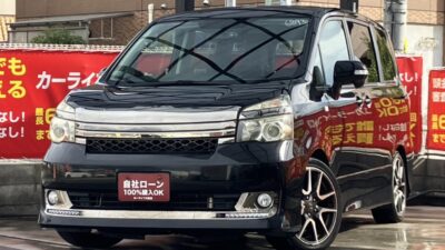ヴォクシー　ZS　G’Sバージョン　EDGE　トヨタ純正ドレスアップメーカー「GAZOO RACING」が手掛けるコンプリートモデル✨　内外装のデザインだけでなく、ボディやサスペンションの性能も高まっているため他のグレードに比べ、乗り心地も抜群🏁　アルパイン製8インチナビやフリップダウンモニターなどオーディオ装備も充実👌　※フロントメッキ部分シワ有　🌜大阪店専用HPも要チェック❗carlifegroup.jp で検索🕵️‍♂️　Instagram・Twitter・TikTokも随時更新中❗❗🌛《1年保証付》