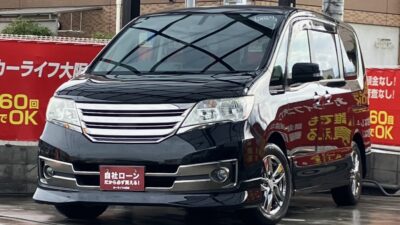 セレナ ライダーブラックライン S-HV 《特別仕様車グレード》 オーテックジャパンによりトータルコーディネートカスタムされた『ライダー』にダーククロムのフロントグリルやダークブラック内装パネルなどが採用された『ブラックライン』グレードの特別仕様車💎 後席はフリップダウンモニター、シートバックテーブルやWエアコンなど快適な空間👏 SDナビでBluetoothオーディオも接続可能📱 🌜大阪店専用HPも要チェック❗carlifegroup.jp で検索🕵️♂️ Instagram・Twitter・TikTokも随時更新中❗❗🌛《1年保証付》